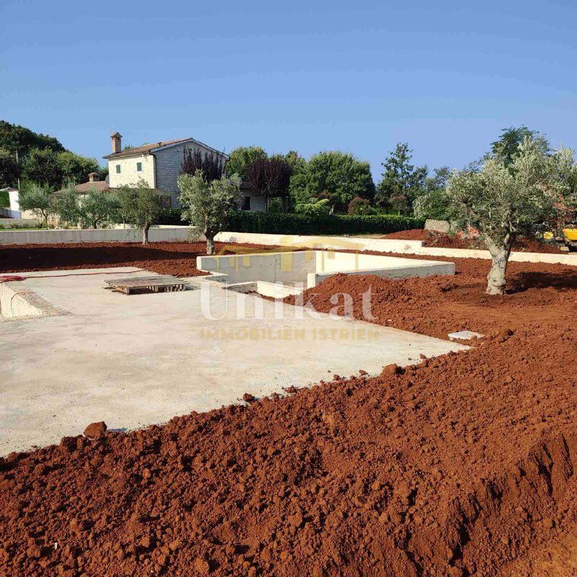 Casa con grande terrazza sul tetto e piscina